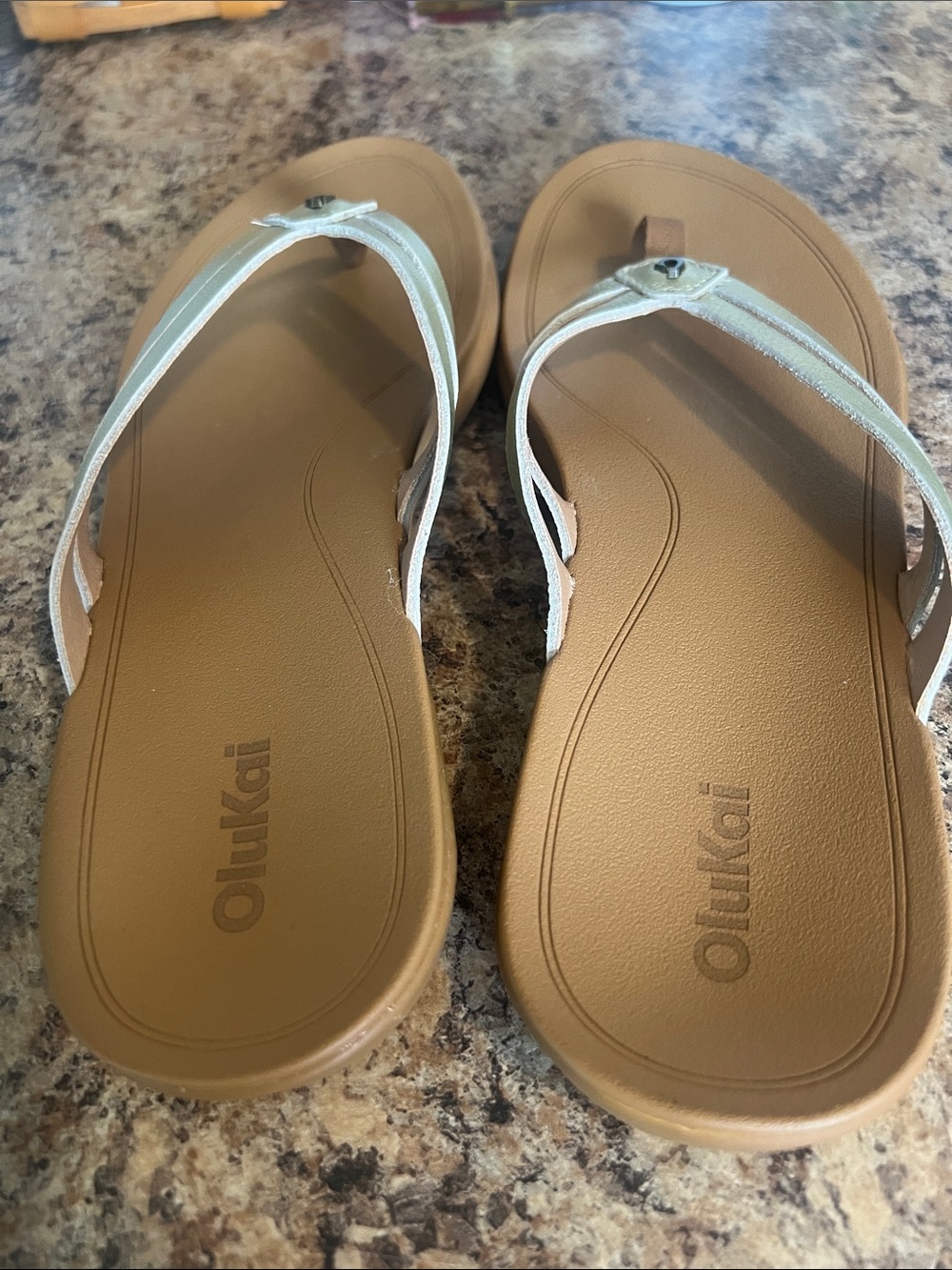 NEW OluKai Ho'opio Hui Sandals sz 9. Leather straps soft nylon toe posts, comfy! - Picture 3 of 5